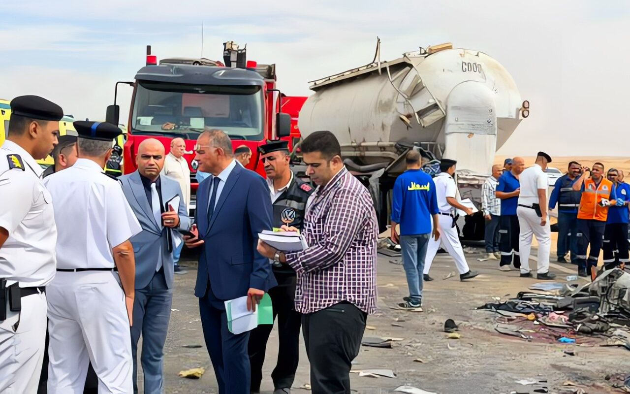 بعد مصرع 13 شخصا وإصابة 34 آخرين.. مدير أمن الفيوم يتفقد موقع حادث الصحراوي الغربي