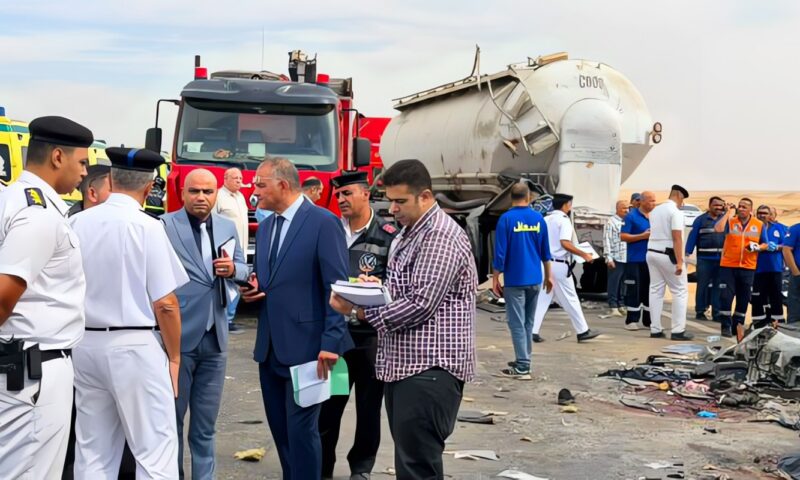 بعد مصرع 13 شخصا وإصابة 34 آخرين.. مدير أمن الفيوم يتفقد موقع حادث الصحراوي الغربي