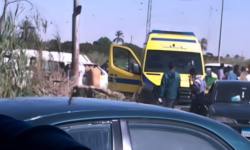 إصابة عدد كبير من العمال في تصادم سيارة ملاكي مع تريسكلين بطريق الفيوم