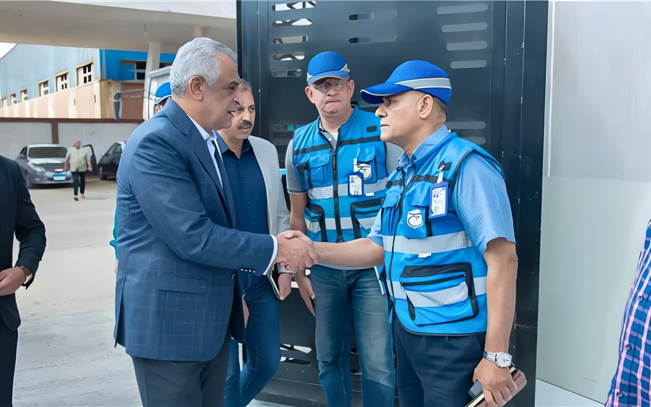 وزير الدولة للإنتاج الحربي يفاجئ العاملين بمصنعي 999 و99 الحربي بجولة تفقدية خلال الوردية الليلية