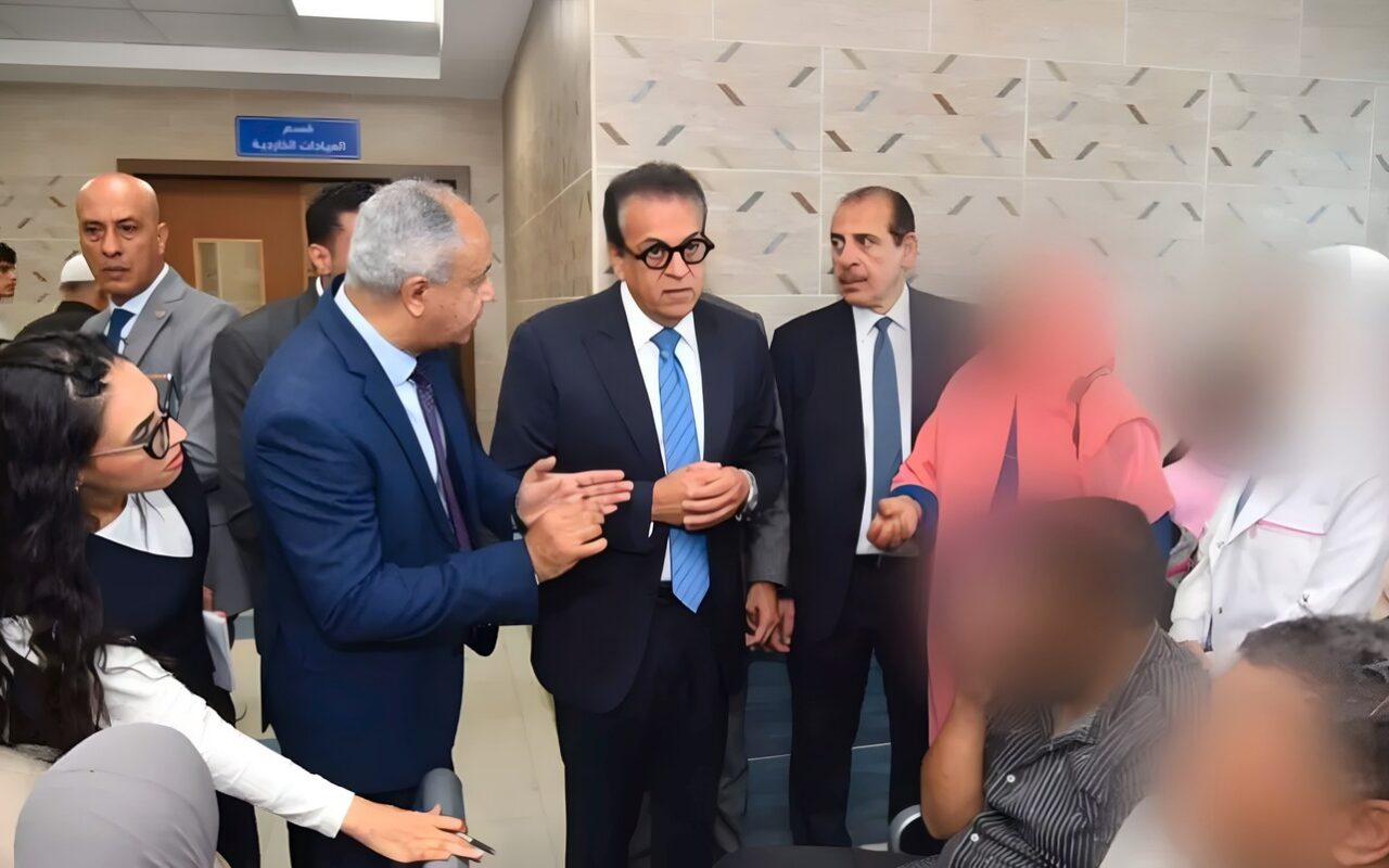 وزير الصحة يجري جولة مفاجئة بمستشفى “المدينة” بالعبور، ويوجه بإعادة توزيع الصيادلة وفق الاحتياجات