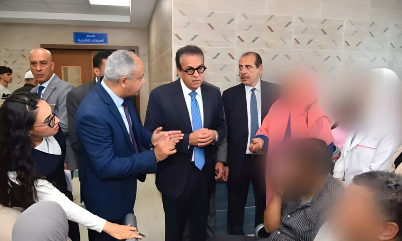 وزير الصحة يجري جولة مفاجئة بمستشفى “المدينة” بالعبور، ويوجه بإعادة توزيع الصيادلة وفق الاحتياجات
