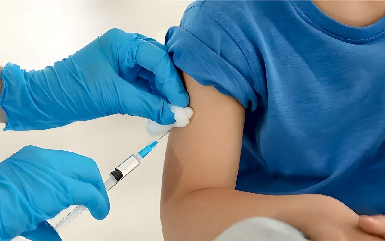 الصحة تحذر: لا تحرموا أطفالكم من التطعيم بسبب شائعات السوشيال ميديا