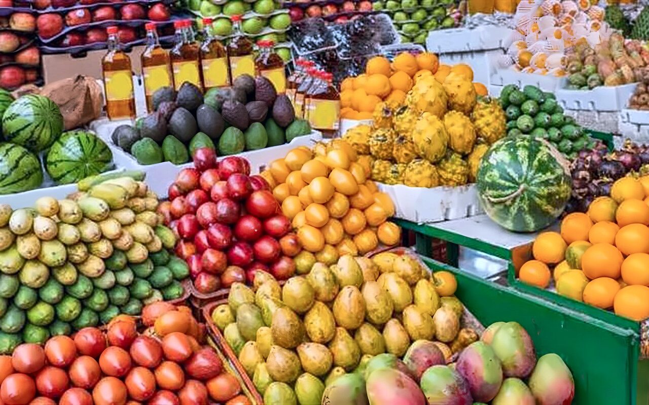 أسعار الفاكهة اليوم، البرقوق والخوخ بـ 75 جنيها وقفزة في الكاكا والمانجو نعومي