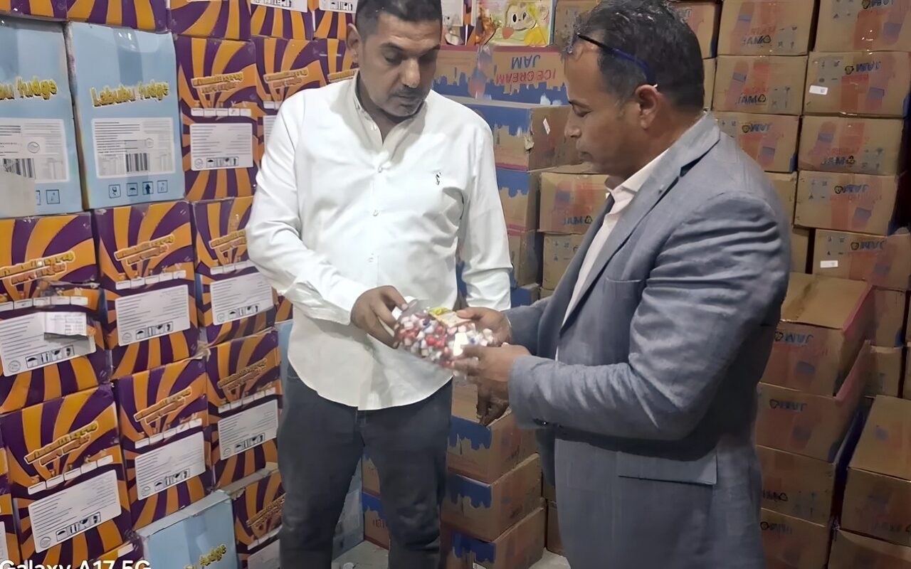 التحفظ على 4 ملايين قطعة حلوى مجهولة المصدر خلال حملة بالإسماعيلية (صور)