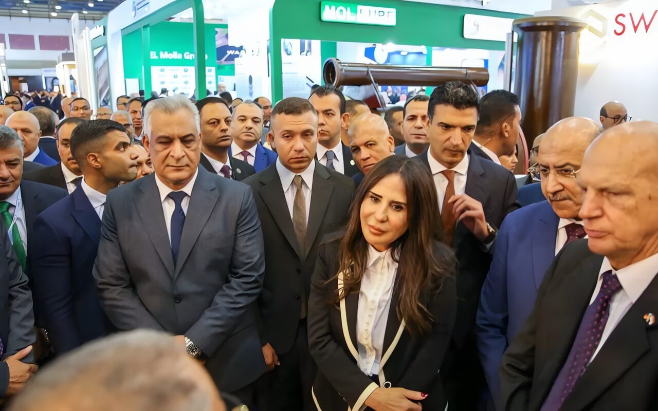 وزيرة الإسكان تتفقد أجنحة الجهات المشاركة بالمعرض الدولي لتكنولوجيا المياه IWWI 2026