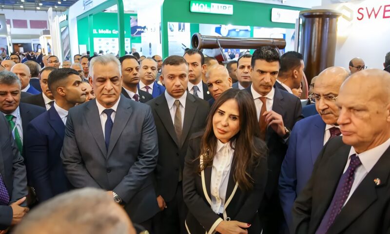 وزيرة الإسكان تتفقد أجنحة الجهات المشاركة بالمعرض الدولي لتكنولوجيا المياه IWWI 2026
