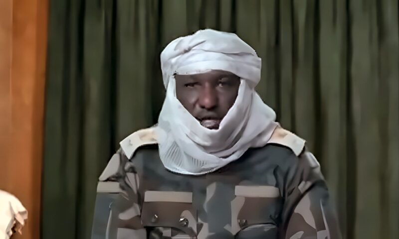 وصفها بالحرب العبثية، انشقاق قائد المهام الخاصة بالدعم السريع و300 أخرين عن المليشيا (فيديو)