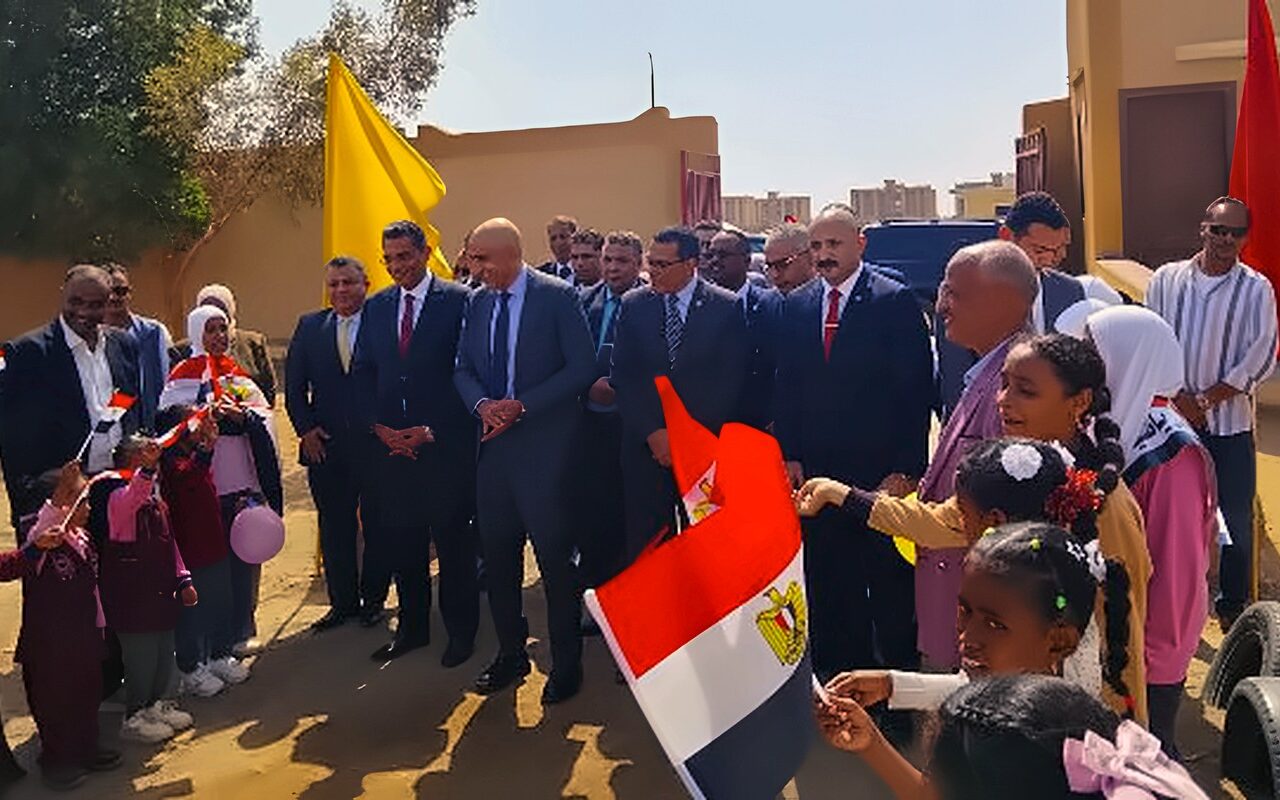طلاب مدارس حلايب وشلاتين يستقبلون وزير التعليم بالورود والأعلام والأناشيد الترحيبية|صور