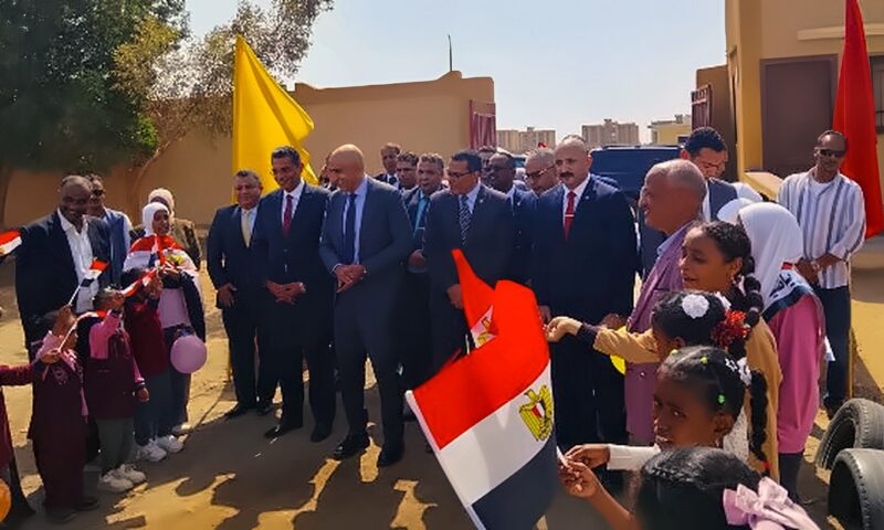 طلاب مدارس حلايب وشلاتين يستقبلون وزير التعليم بالورود والأعلام والأناشيد الترحيبية|صور