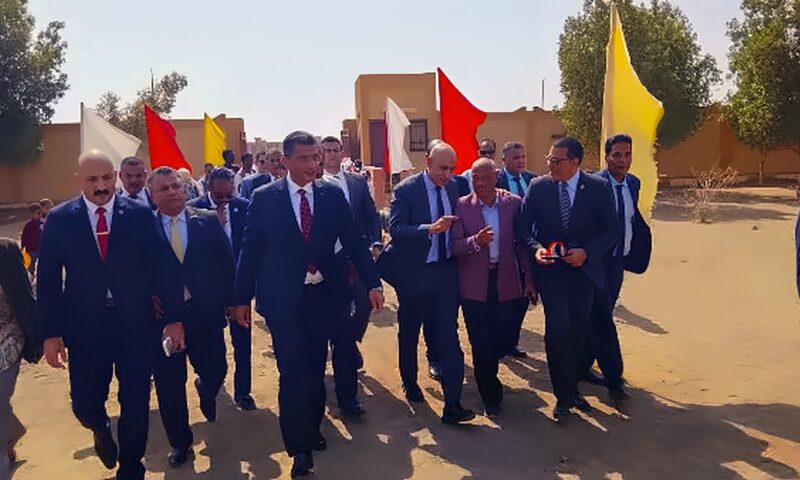 وزير التعليم يستمع لمطالب معلمي مدارس حلايب وشلاتين ويشيد بتأديتهم لرسالتهم السامية