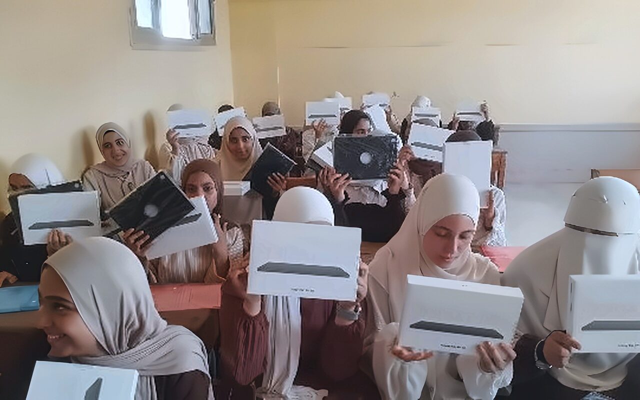 ننشر صور تسليم التابلت لطلاب أولى ثانوي في المدارس