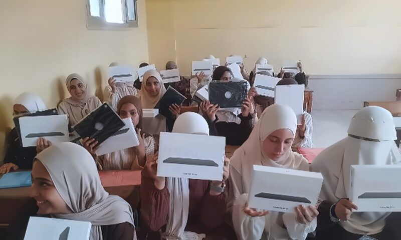 ننشر صور تسليم التابلت لطلاب أولى ثانوي في المدارس