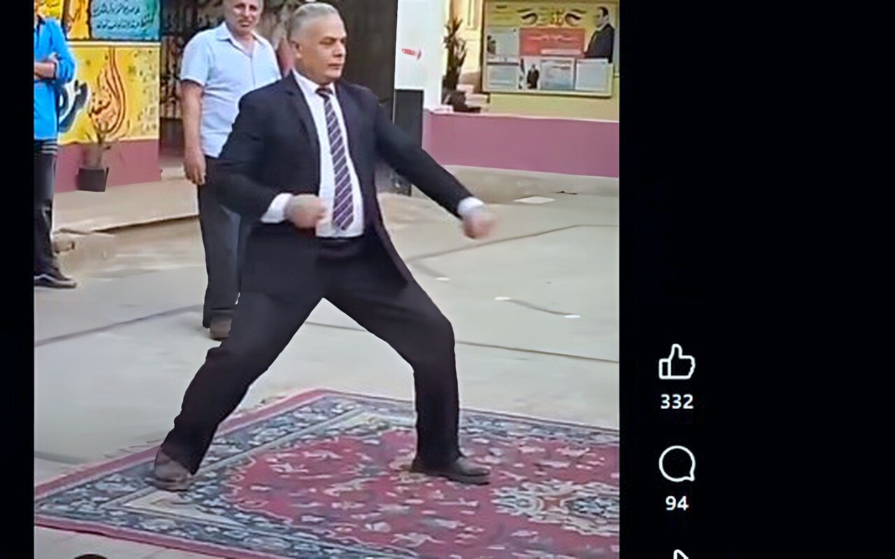 مدير مدرسة بالدقهلية يستعرض مهاراته في الفنون القتالية واللياقة البدنية أمام طلابه|صور