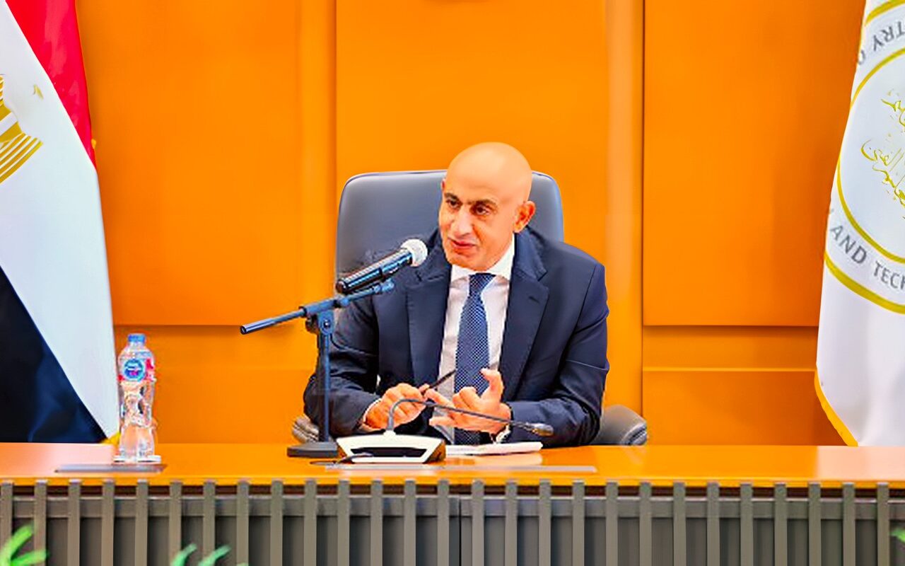 التعليم تحدد الفئات المستهدفة بإستلام التابلت في المدارس الثانوية العامة والفنية