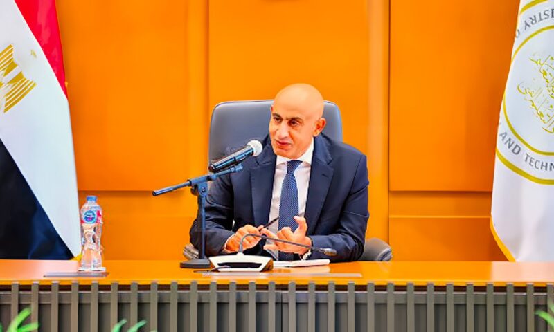 التعليم تحدد الفئات المستهدفة بإستلام التابلت في المدارس الثانوية العامة والفنية