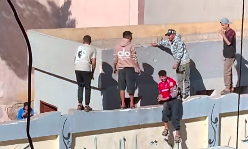 تداول صورة لـ5 شباب يقفزون على سور مدرسة بنات بالجيزة.. والأهالي: فين المدير؟