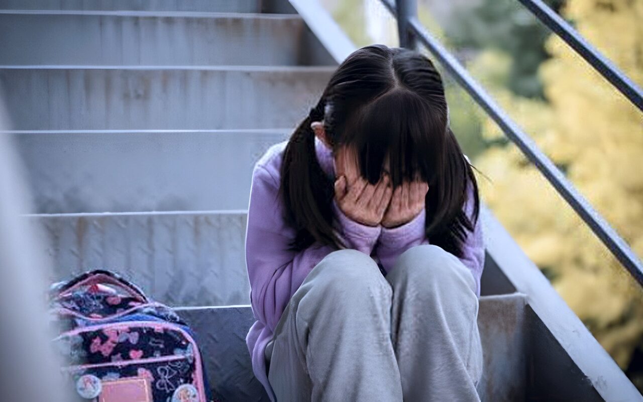 أم تستغيث: بنتي اتحدفت بقلم في عينها في المدرسة وقرنيتها اتقطعت
