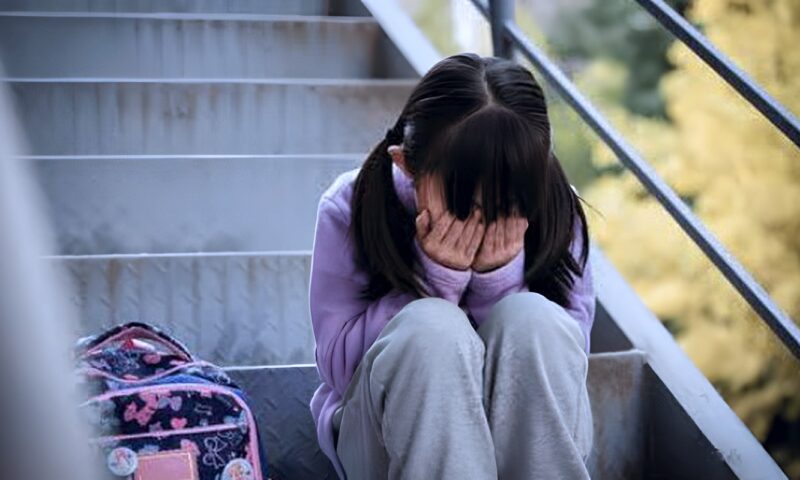 أم تستغيث: بنتي اتحدفت بقلم في عينها في المدرسة وقرنيتها اتقطعت