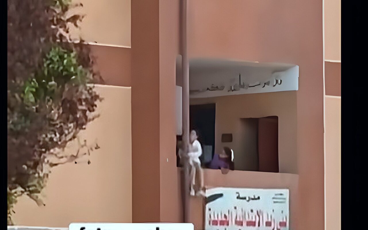 قفلوا عليها.. تداول فيديو لتلميذة حاولت الخروج من المدرسة عن طريق المواسير