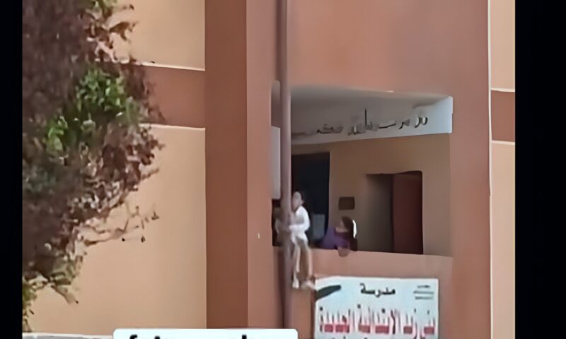 قفلوا عليها.. تداول فيديو لتلميذة حاولت الخروج من المدرسة عن طريق المواسير