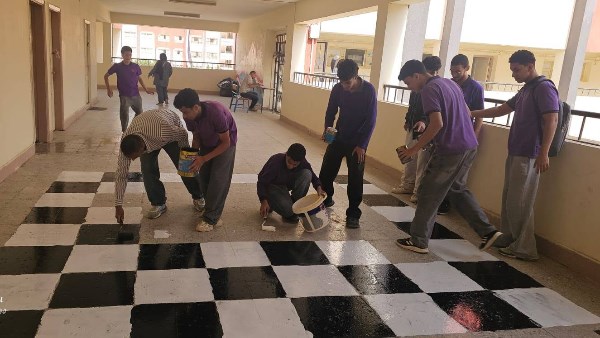 بأيادي الطلاب .. شاهد إنشاء ملعب شطرنج داخل مدرسة رسمية بالشروق