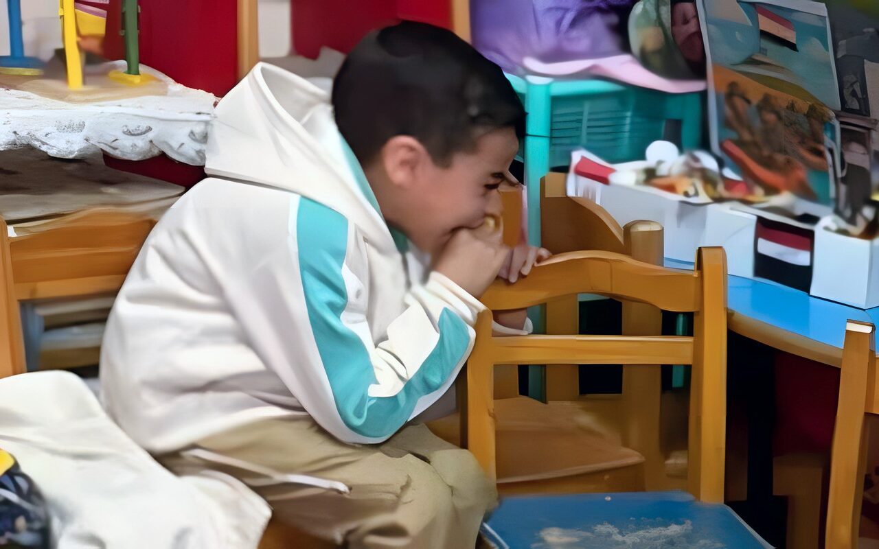 تلميذ يتعرض لنوبة بكاء وخوف بفصله بمدرسة بالإسكندرية.. ووالده: معلمته قهرته وعايزين حقه
