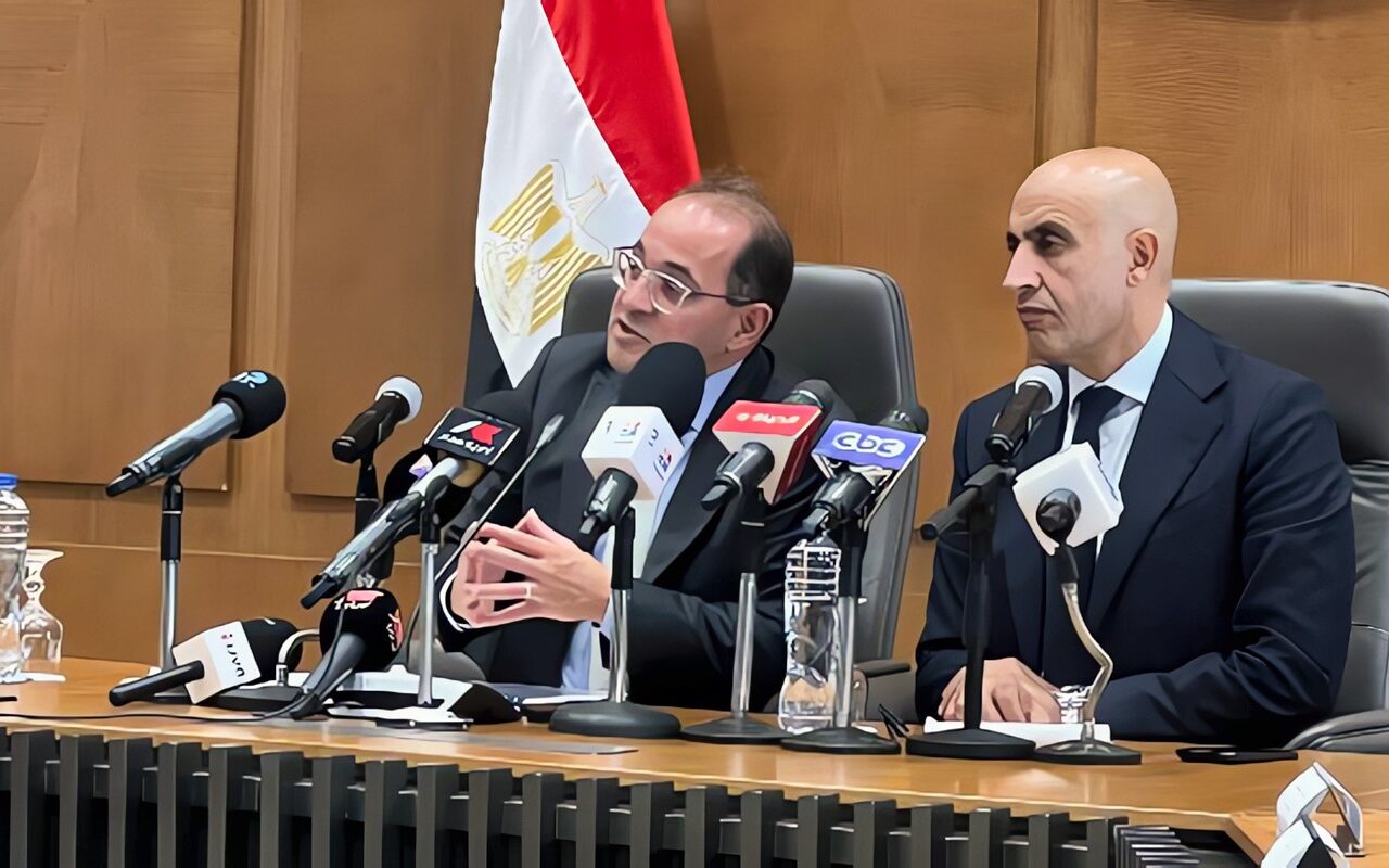 وزير المالية: سنعمل على منح زيادات مالية كبيرة للاخصائيين والإداريين