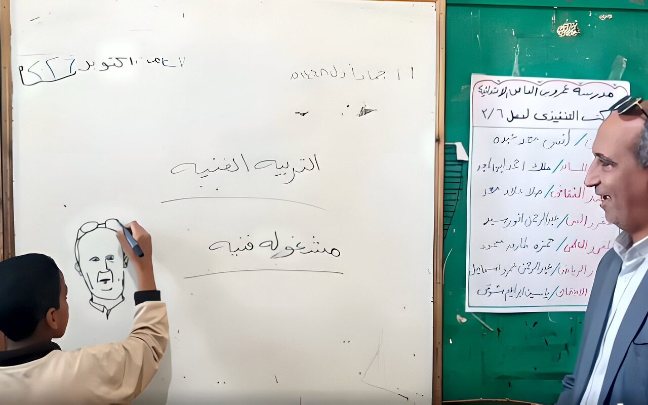 تلميذ يرسم مدير الإدارة التعليمية على السبورة أثناء زيارته ويحصل على مكافأة 50 جنيها
