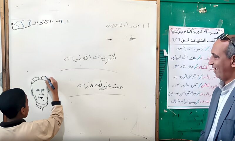 تلميذ يرسم مدير الإدارة التعليمية على السبورة أثناء زيارته ويحصل على مكافأة 50 جنيها