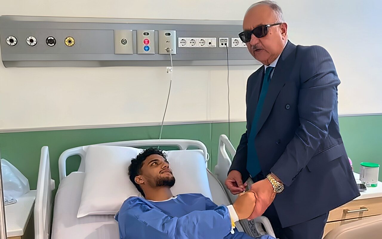 رئيس نادي البنك الأهلي يطمئن على أسامة فيصل بعد جراحة غضروف الركبة