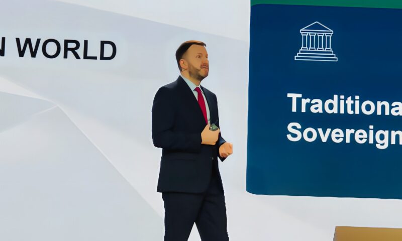 ماكسيم أوريشكين يحذر من «الاستعمار المنصي» ويدعو لتطوير أنظمة رقمية وطنية