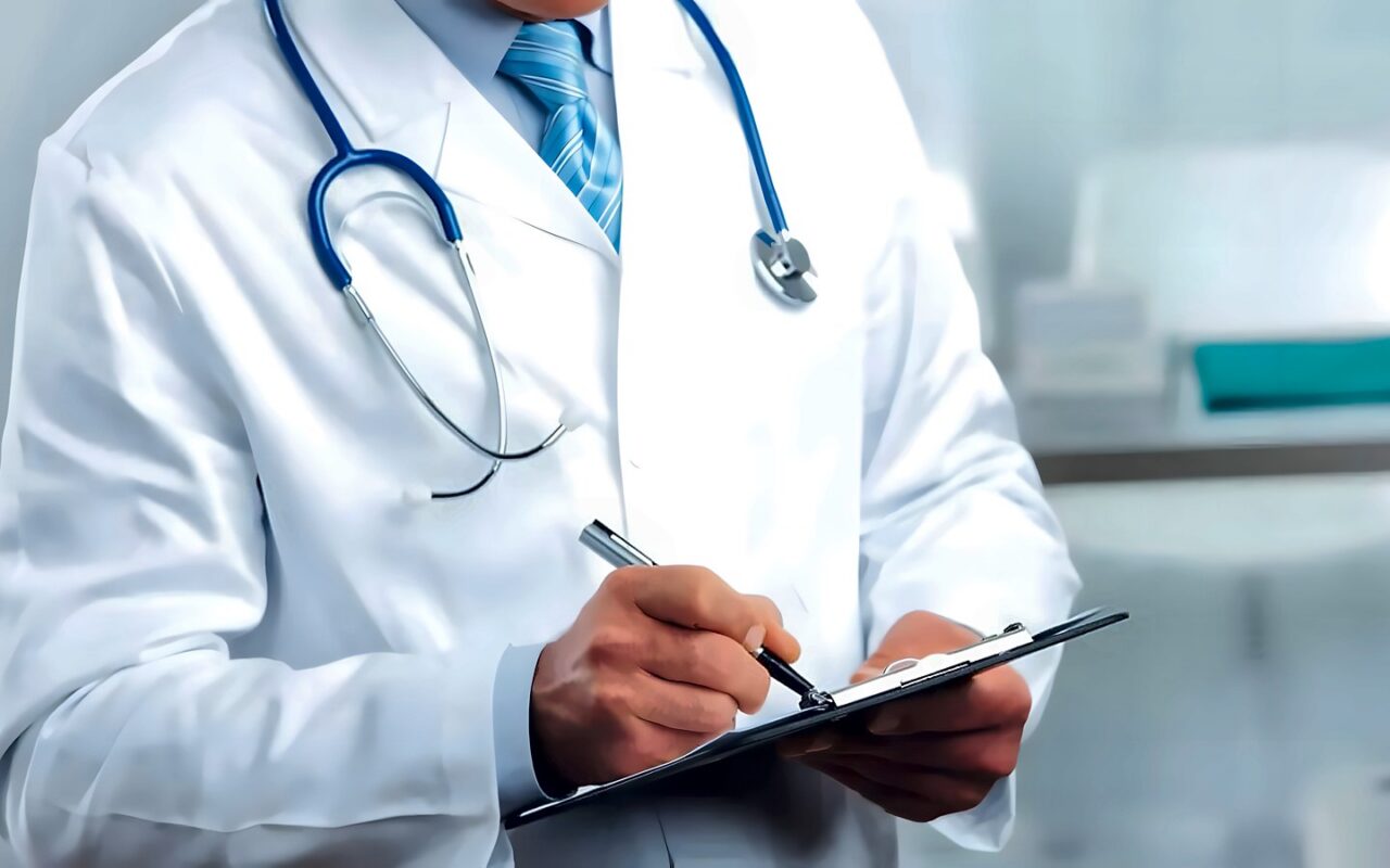 دار الإفتاء: لا حرج في عمل الطبيب بتخصص أمراض النساء بهذه الضوابط