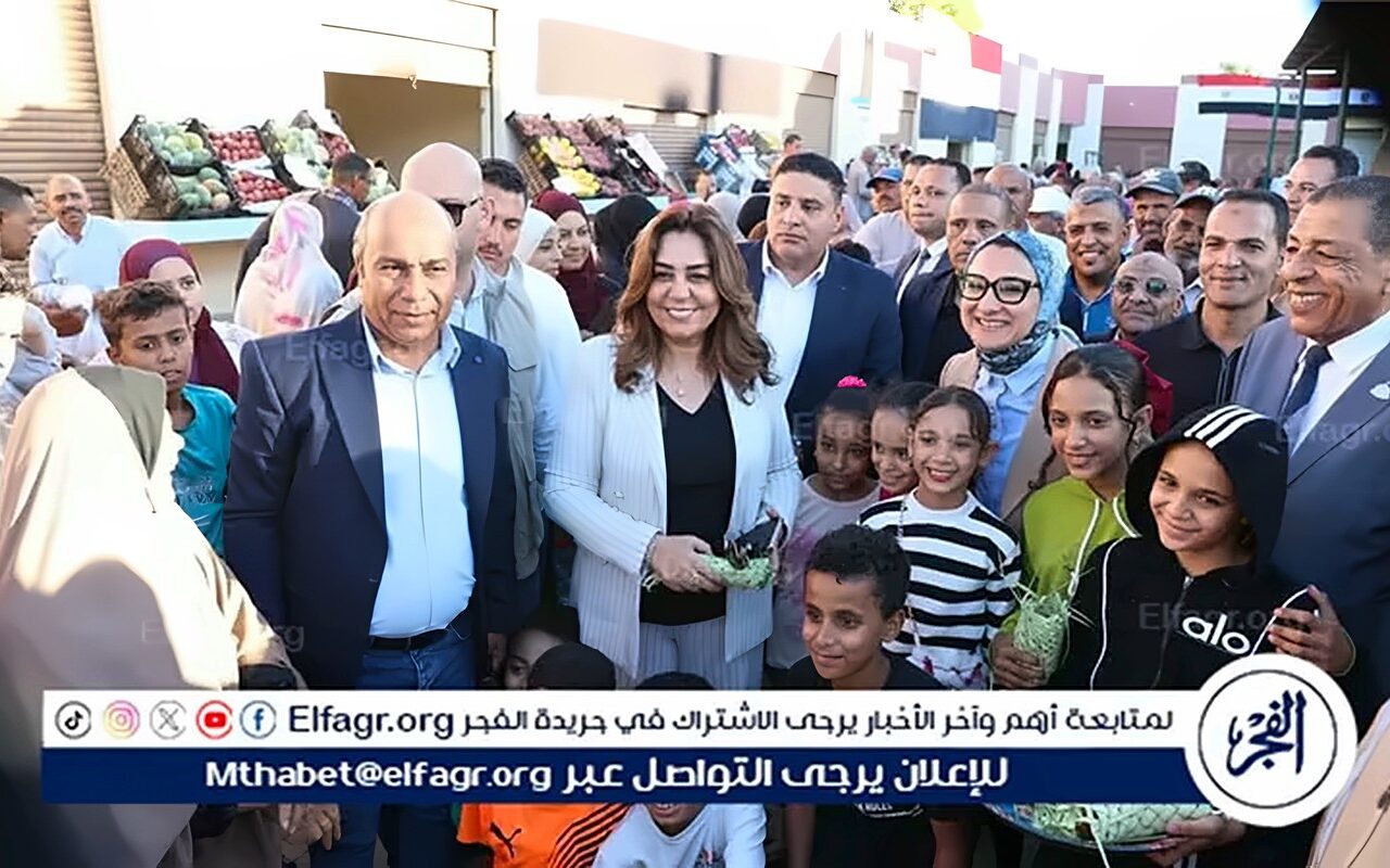 وزيرة التنمية المحلية والبيئة ومحافظ الوادي الجديد تتفقدان مبادرة خفض أسعار السلع الأساسية بمدينة الداخلة