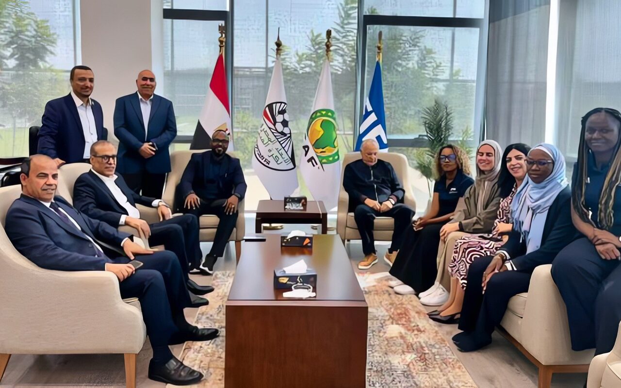 أبو ريدة يستقبل وفد «فيفا» لمناقشة مشروعات «فيفا للأمام» والحوكمة المالية وتنظيم ورشة عمل لنظام الانتقالات الدولية (TMS)