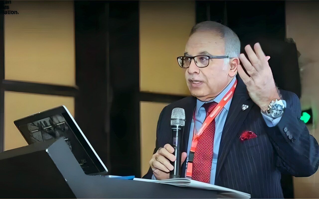 أستاذ بهارفارد ينتقد مبررات الحكومة لزيادة قبول الطلاب الوافدين بالطب بـ 70%