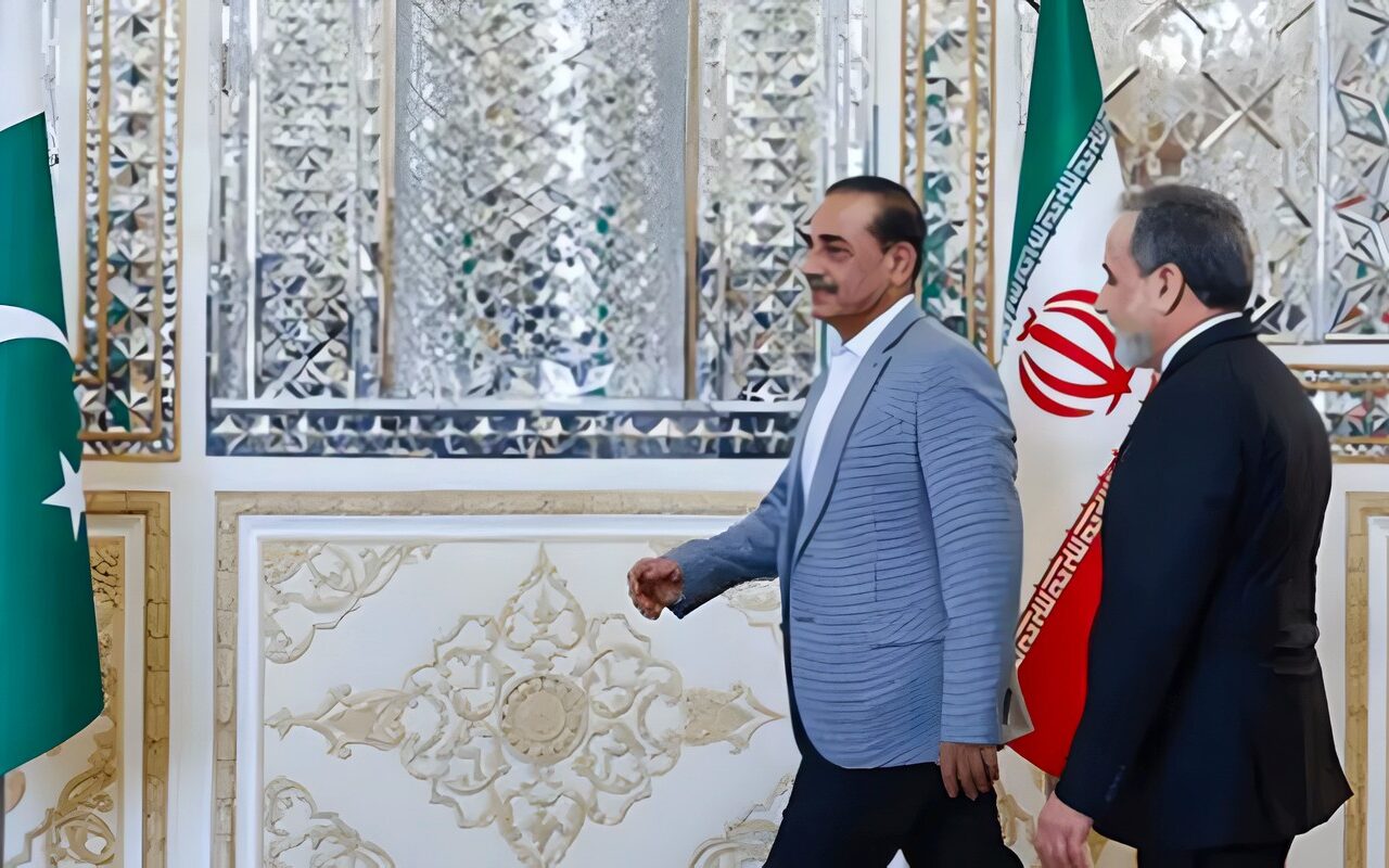وكالة فارس: زيارة مفاجئة لقائد الجيش الباكستاني إلى طهران