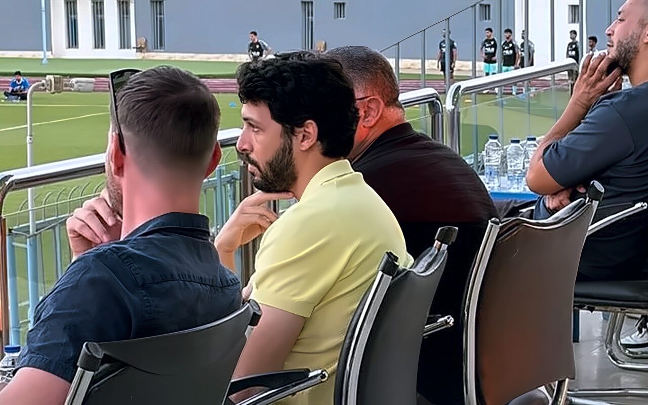 تمهيدا لتوليه منصب المدير الرياضي، حسام الزناتي يظهر في ودية الزمالك أمام إنبي (صور)