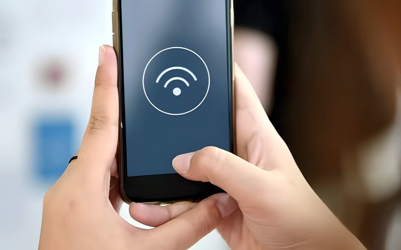 صورك وأرقامك في خطر.. خطوة إجبارية لتأمين هاتفك قبل الاتصال بالواي فاي