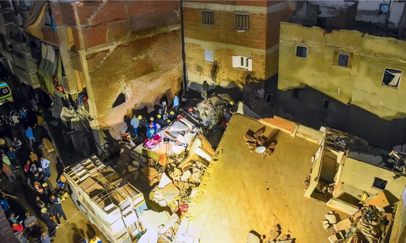 انتشال جثة سيدة من تحت أنقاض عقار الإسكندرية المنهار وجار البحث عن آخرين