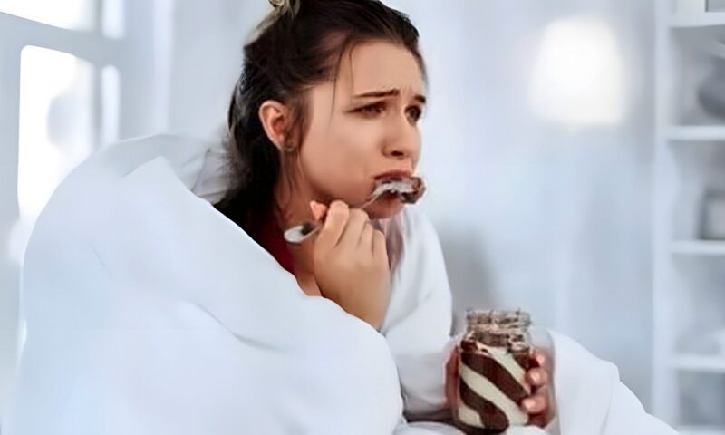 قبل ما تاكلي الحلويات مع المضاد الحيوي.. دراسة تحذر