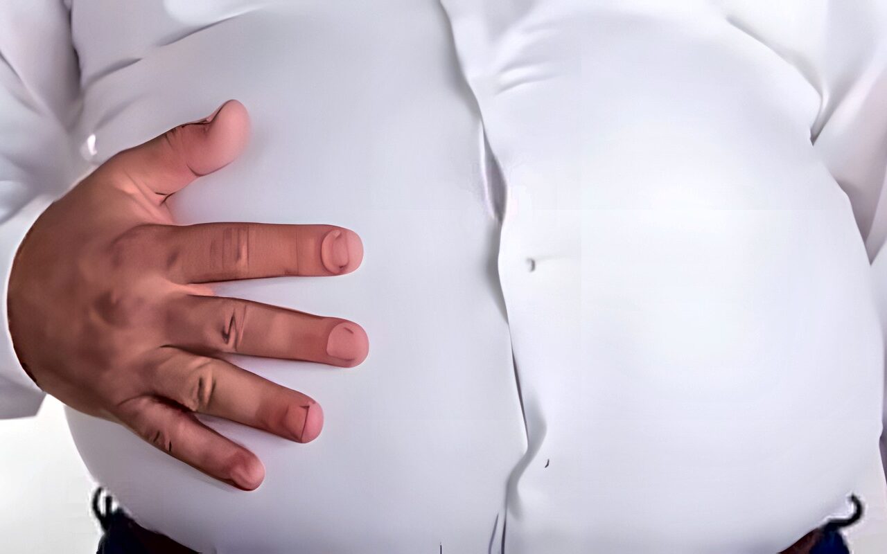 بطنك منتفخة كل يوم؟.. 7 أسباب غير الأكل لا تتجاهليها