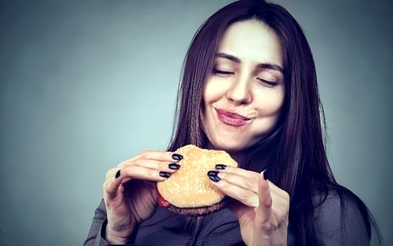 تزداد رغبتك في تناول السكريات قبل الدورة الشهرية؟ طرق للسيطرة عليها