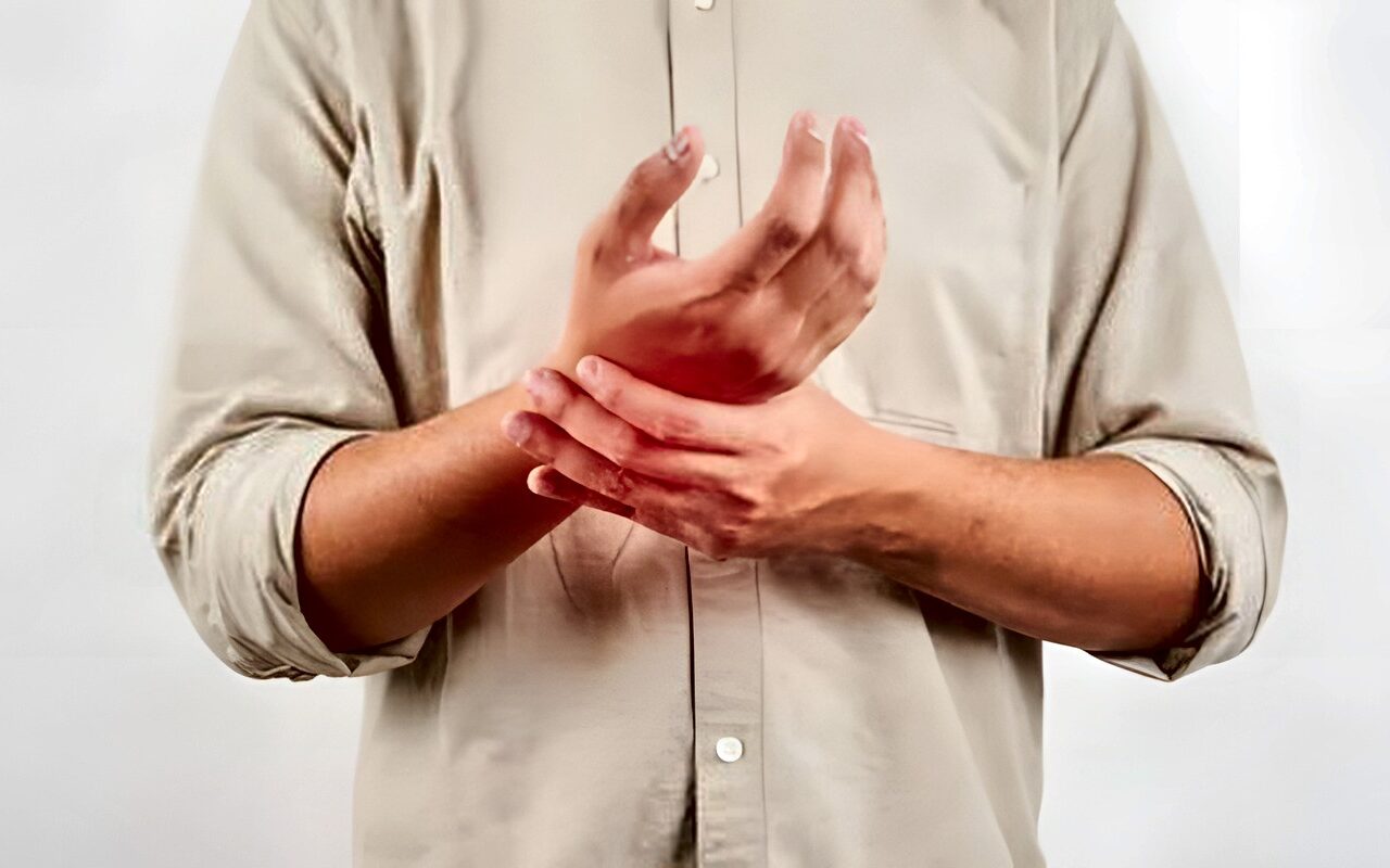 تنميل إيدك يتكرر كل يوم؟.. علامات تكشف السبب وطرق العلاج