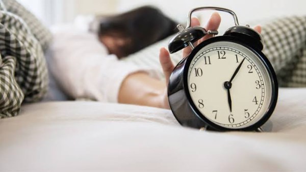 ابتعدي عن الموبايل.. حيل بسيطة تساعدك على النوم بسرعة والتخلص من الأرق