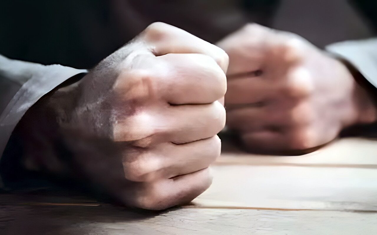 ليه بتتضايقي من أبسط كلمة رغم إن يومك كان عادي؟ أسباب نفسية وراء سرعة الانفعال