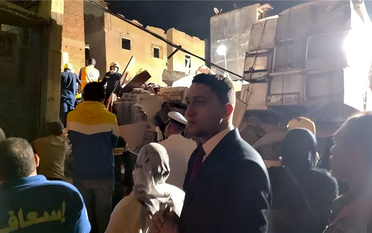 النيابة العامة تعاين عقار أبو سليمان المنهار بالإسكندرية لكشف ملابسات الحادث