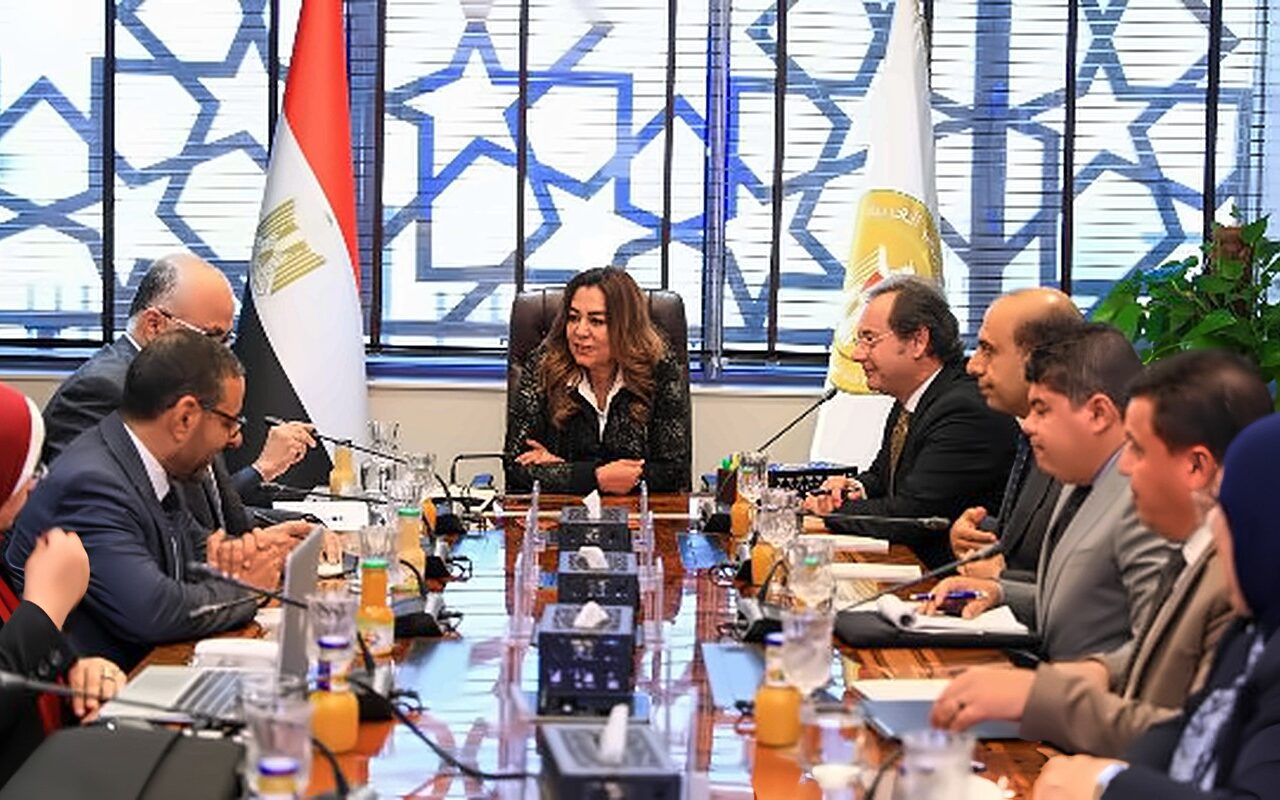 عوض تبحث إنشاء ذاكرة مؤسسية للتنمية المحلية وجهازي شئون البيئة والمخلفات