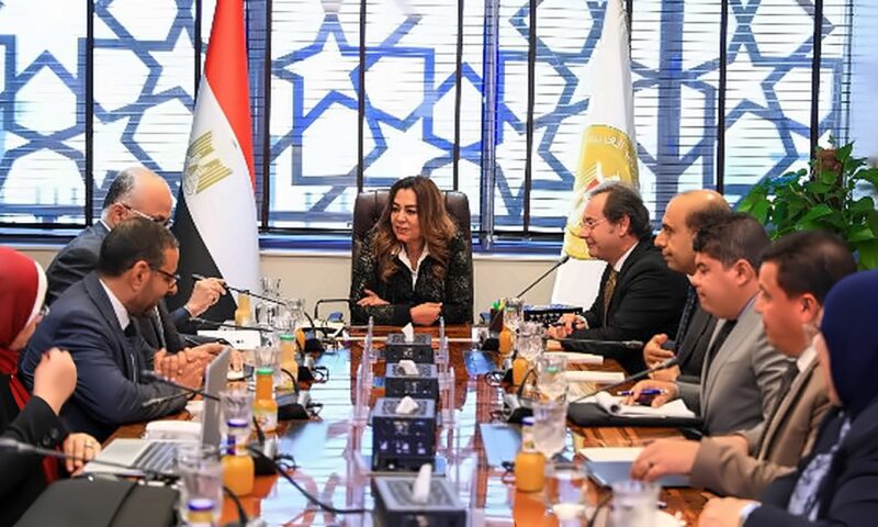 عوض تبحث إنشاء ذاكرة مؤسسية للتنمية المحلية وجهازي شئون البيئة والمخلفات