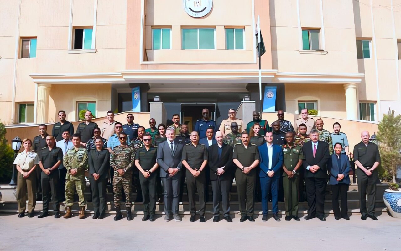 القوات المسلحة تحتفل بتخريج الدورة التدريبية الدولية كبار المخططين الوطنيين لعمليات الأمم المتحدة للسلام.. صور